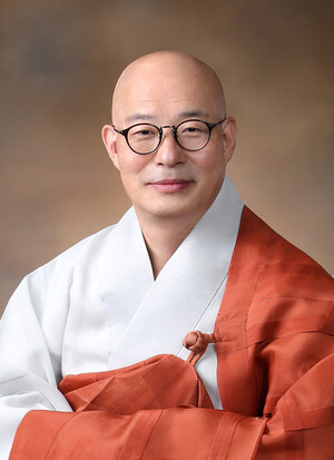 진우 스님 브리핑 장면